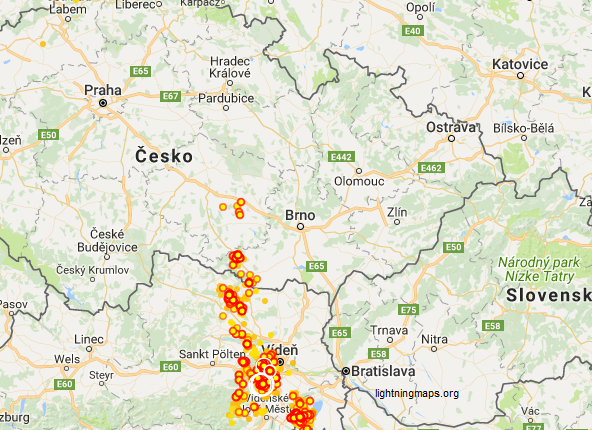 Do Česka postupuje bouřkový systém