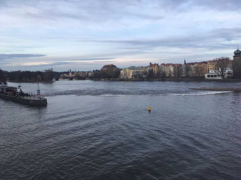 Vítr bude v pondělí slábnout, přes den může sněžit