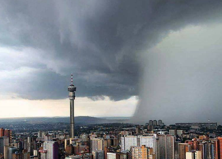 Downburst, příčina silného větru v bouřkách