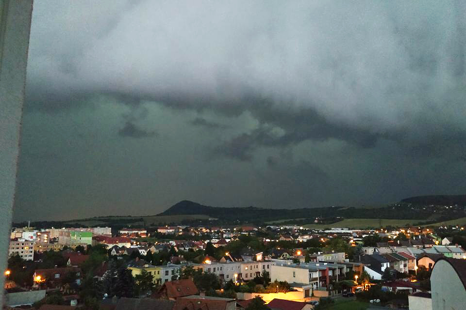 V sobotu bude oblačno a déšť, na východě naměříme přes 30 °C