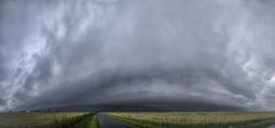 Arcus (shelf cloud) na HP supercele u Hrochova Týnce, autor: Filip Petržílek