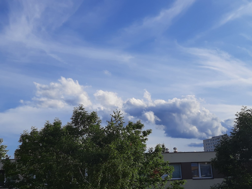 Pondělí bude polojasné s přeháňkami, teploty místy nepřekročí 20 °C