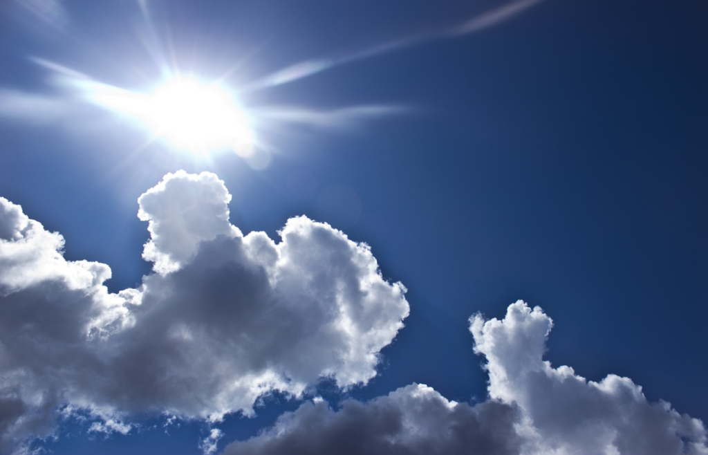 Slunečný čtvrtek s teplotami přes 20 °C