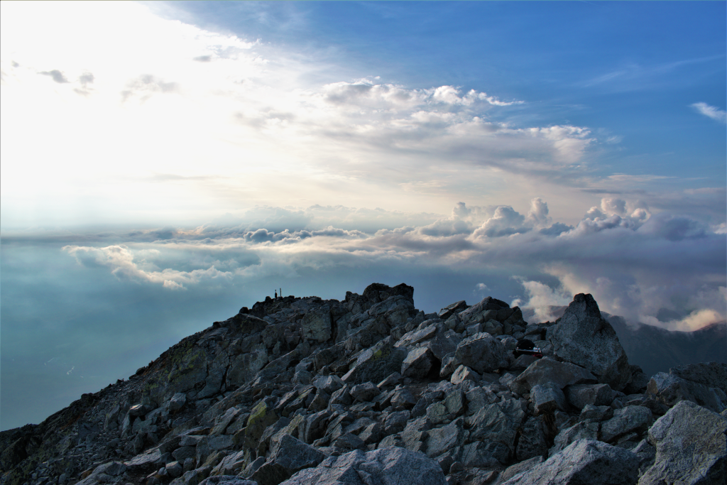 V pondělí oblačno až polojasno, o západu i skoro jasno