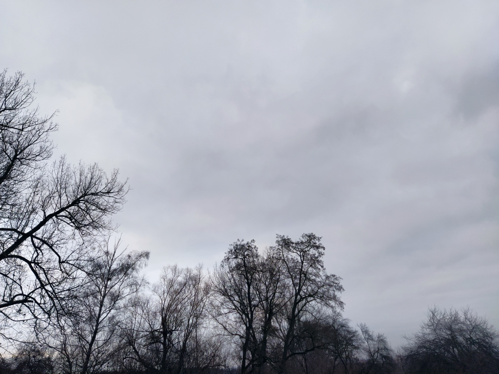 V sobotu oblačno, na severu ojediněle přeháňky