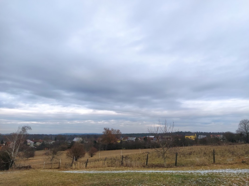 V neděli hodně oblačnosti, večer na horách sněžení