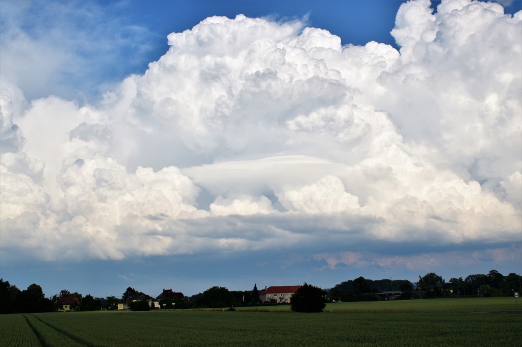 V neděli nejprve polojasno, večer na jihozápadě silné bouřky