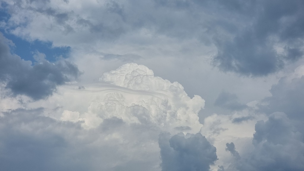 Ve středu kolem 20 °C a četné přeháňky