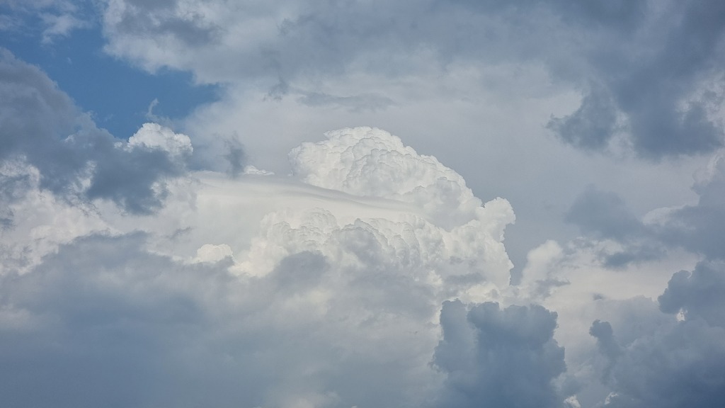 V něděli i tropických 30 °C, večer na západě bouřky