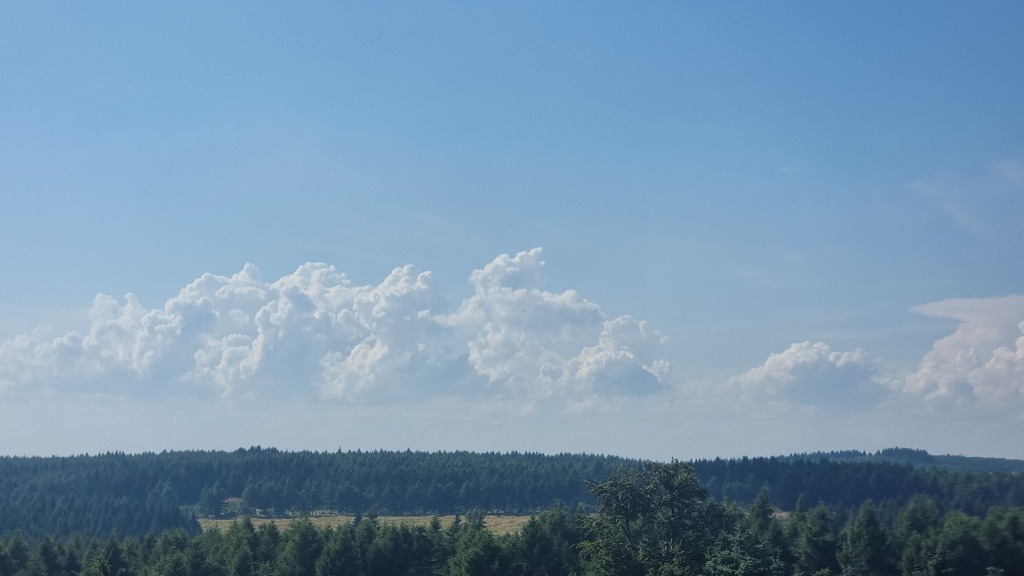 V neděli přeháňky na východě a jihu
