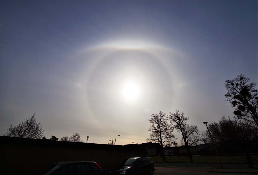 Úterý oblačné s vysokou oblačností a teploty okolo 10 °C