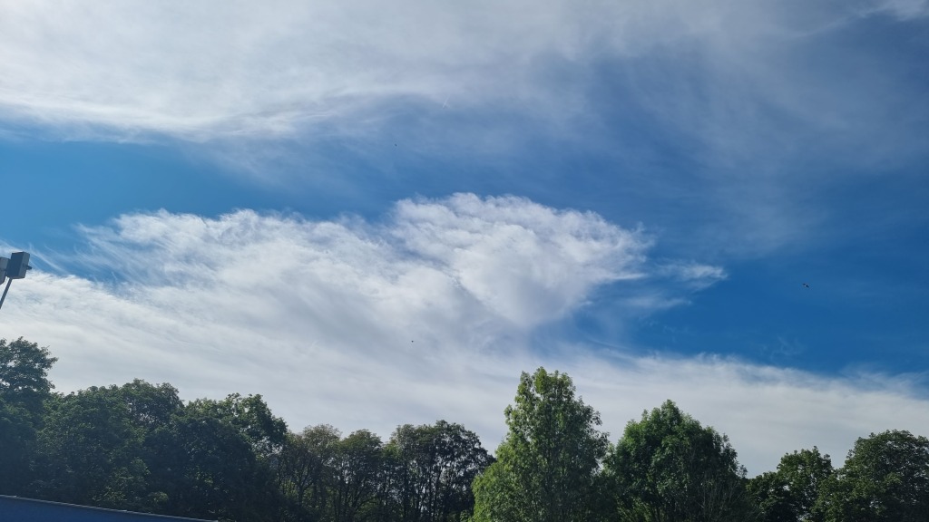 V neděli kolem 30 °C a slunečno, večer na západě přeháňky a bouřky