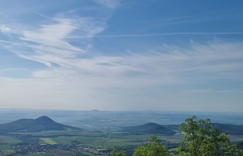 V pátek již okolo 25 °C a ráno na východě ojediněle doznívající déšť
