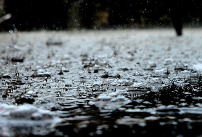 Ve středu na východě trvalý déšť, na západě přechodně až polojasno