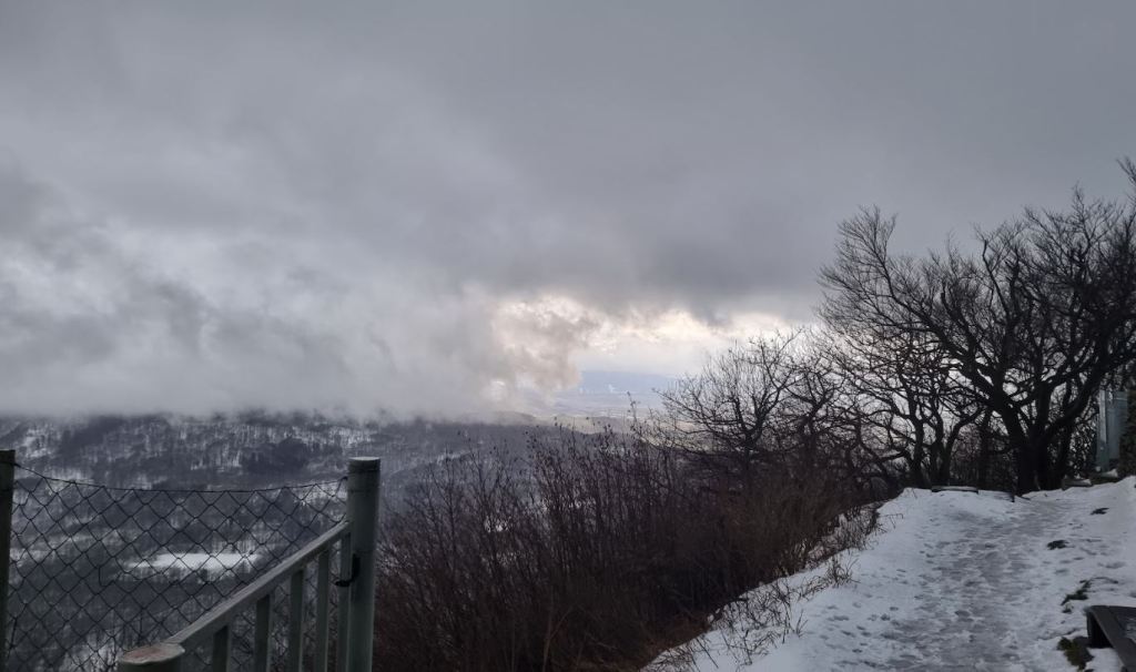 V neděli bude zataženo s deštěm, nad 400 m sněžení