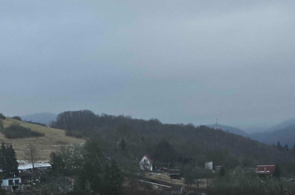 V pondělí nízká oblačnost, mlhy. Na jihozápadě i skoro jasno