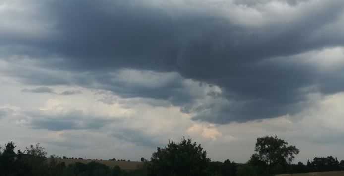 Oblačná až zatažená neděle s deštěm