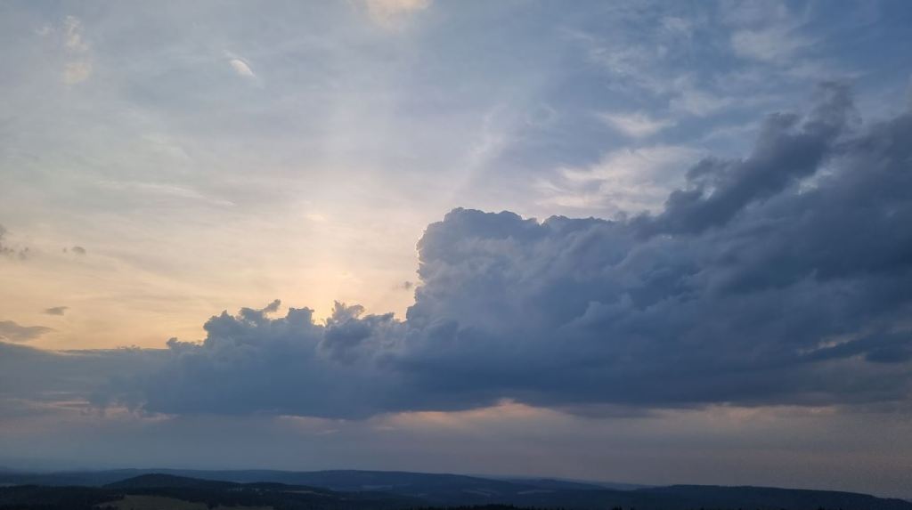 Ve čtvrtek nadále teplo, ojediněle přeháňky