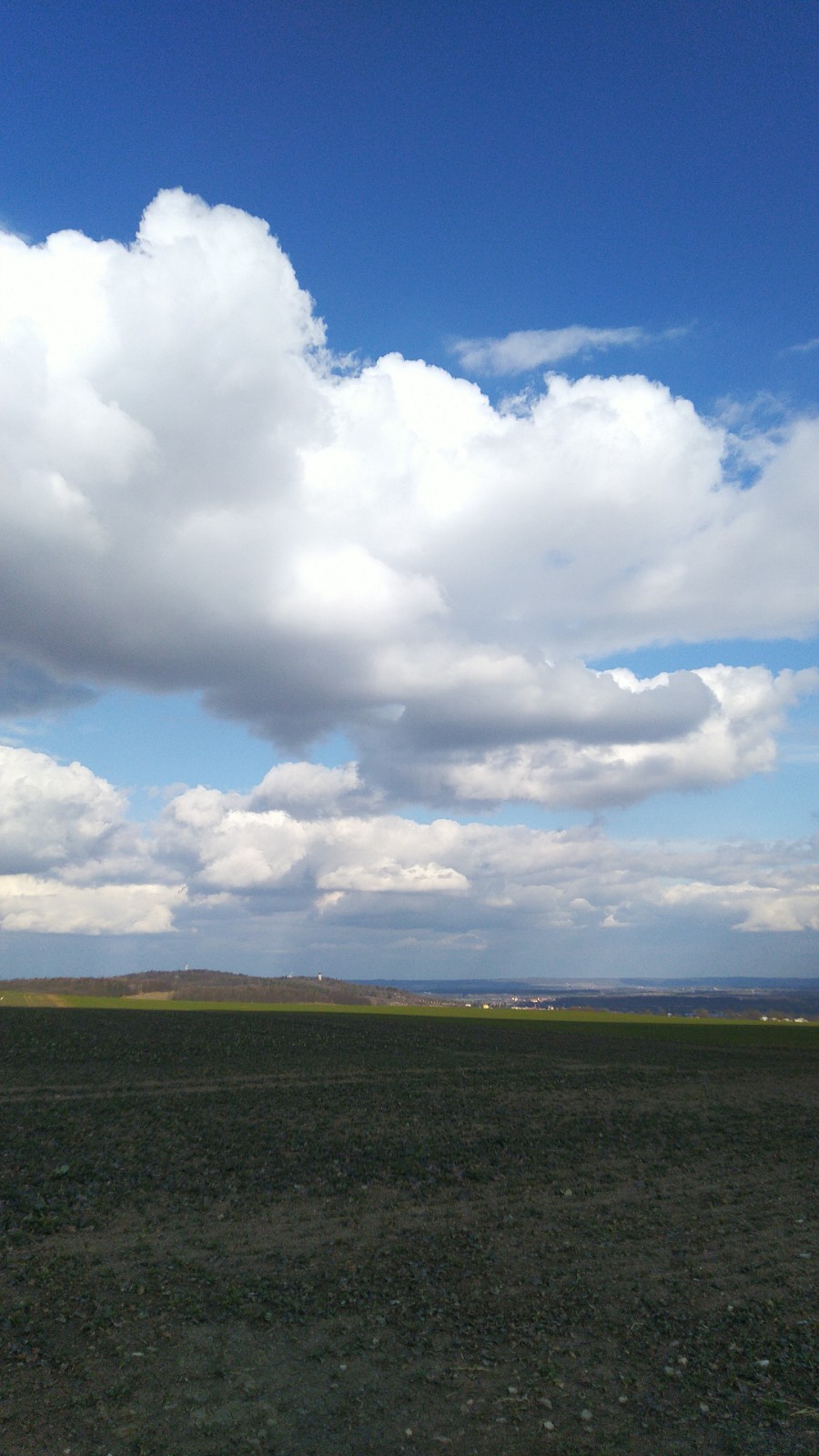 Polojasná neděle s teplotami přes 20 °C, večer od západu déšť