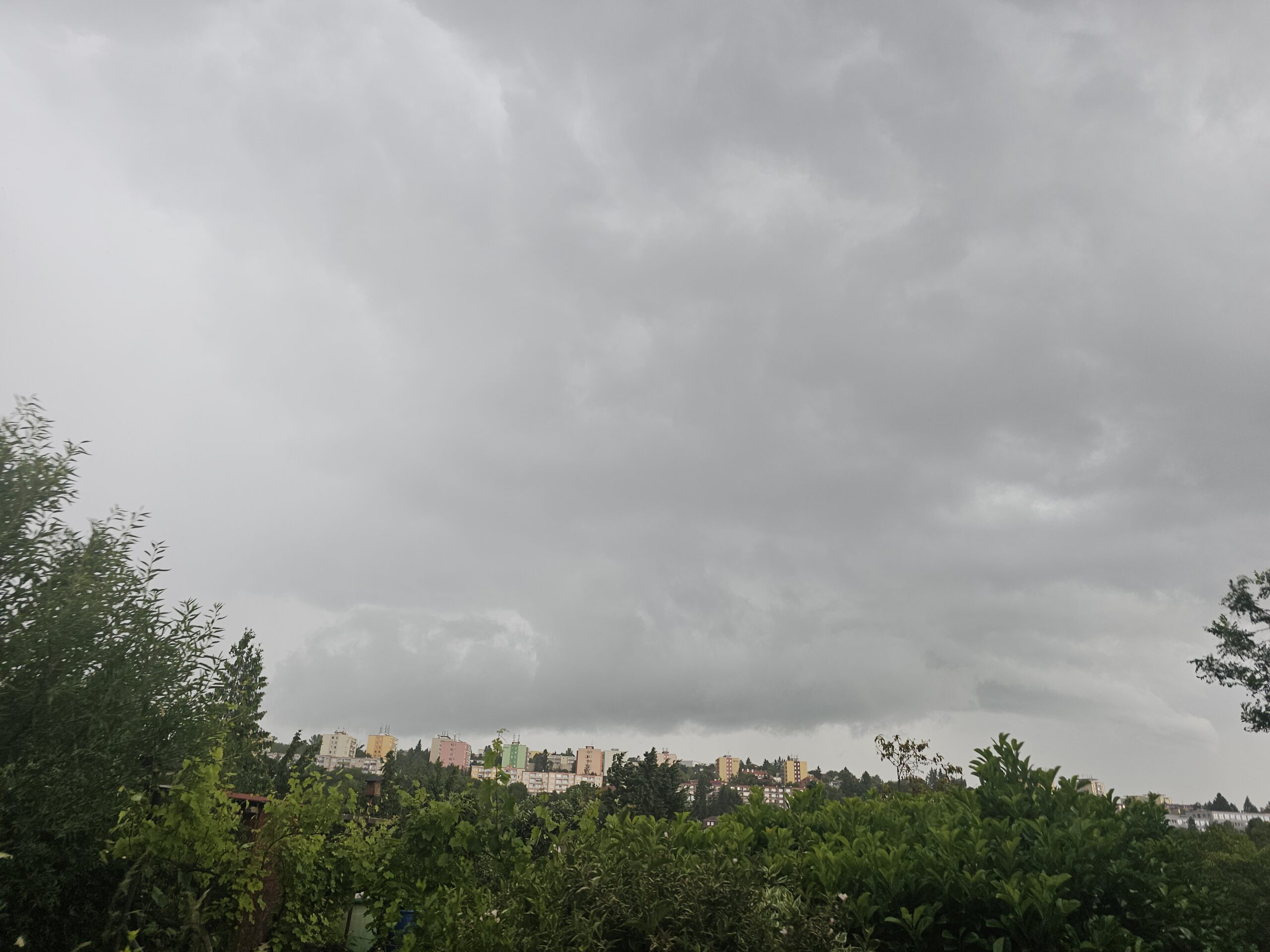 Oblačný pátek s přeháňkami a teplotami okolo 20 °C