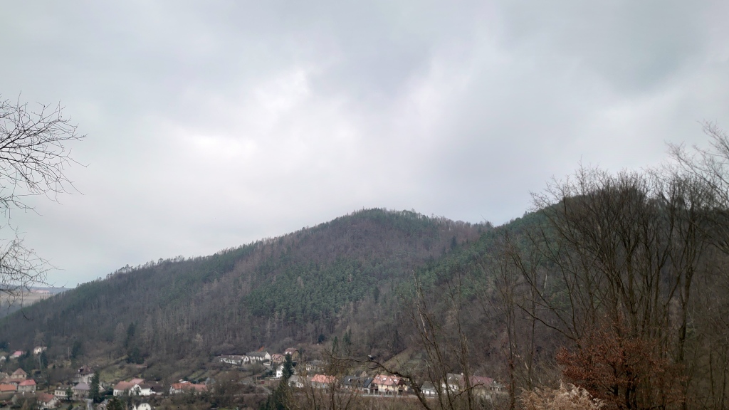 V neděli zataženo a deštivo, na horách i sněžení